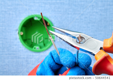 Mounting of round electrical box with pliers. 50644541