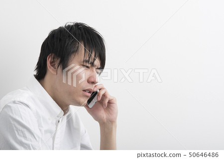 年輕人電話白色背景 50646486