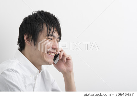 年輕人電話白色背景 50646487