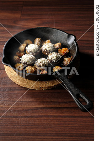 Ahijo of shrimp and mushrooms (with steam) Ahijo of shrimp and mushrooms (with steam) 50650002