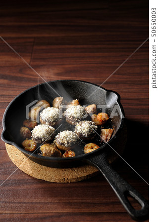 Ahijo of shrimp and mushrooms (with steam) Ahijo of shrimp and mushrooms (with steam) 50650003