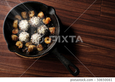 Ahijo with shrimp and mushrooms (with steam) Ahijo with shrimp and mushrooms (with steam) 50650081