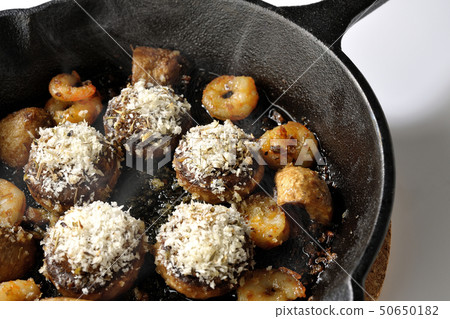 Ahijo with shrimp and mushrooms (with steam) 50650182