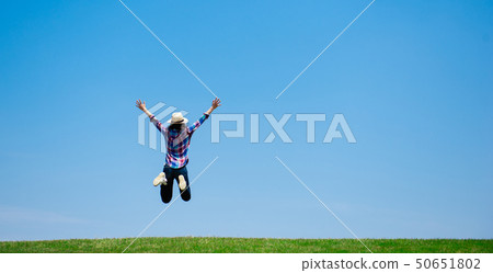 放鬆在草甸的婦女 50651802