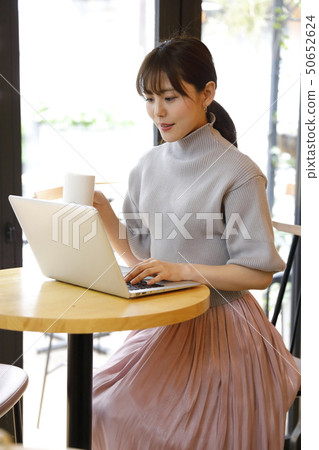 咖啡館女電腦 50652624