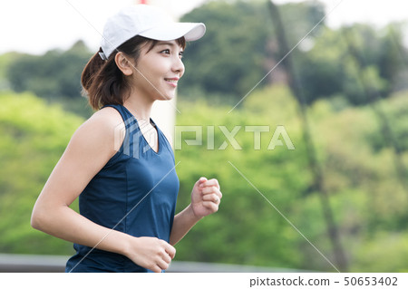 年輕的日本女人跑步跑步運動新鮮綠色 年輕的日本女人跑步跑步運動新鮮綠色 50653402