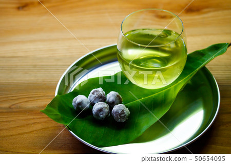 Chilled tea, drained sencha Chilled tea, drained sencha 50654095