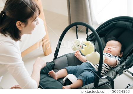 母親撫養嬰兒在保鏢 50654563