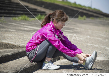 穿著戶外運動鞋的女人 穿著戶外運動鞋的女人 50657626