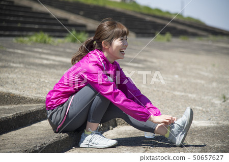 穿著戶外運動鞋的女人 穿著戶外運動鞋的女人 50657627