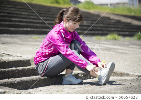 穿著戶外運動鞋的女人 穿著戶外運動鞋的女人 50657628