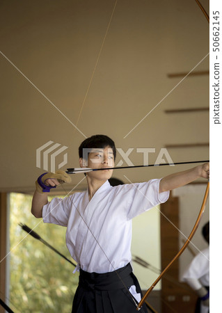 做射箭的初中男孩 50662145