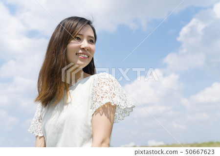 婦女畫象藍天 50667623