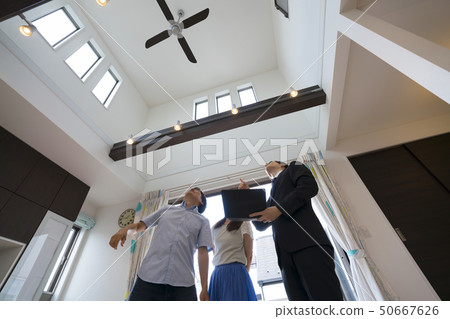 住房商人和夫婦私人諮詢商務談話樣板房定制住房解釋眉頂 50667626