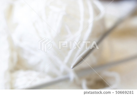 Knitting needles with the ball of white wool 50669281