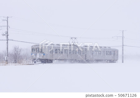 乘坐火車前往江南鐵路大淀線雪原的單人列車 50671126
