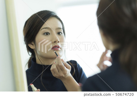 年輕的女士化妝 50674720