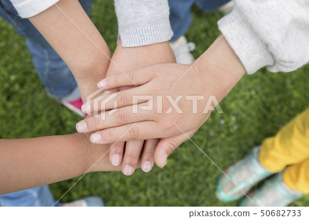 小學生手形成外面的一個圓圈 50682733