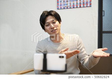 男子用智能手機拍攝視頻 50682824