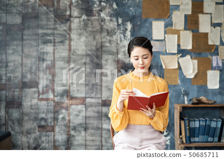 讀一本書的女人 50685711