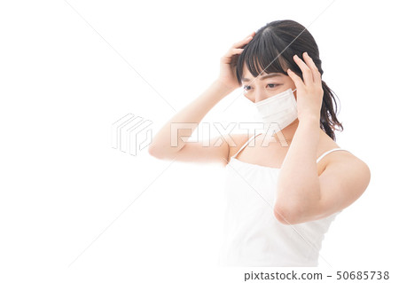 年輕的女士掩蓋 50685738