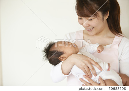 托兒所老師抱著剛出生的嬰兒 50688208