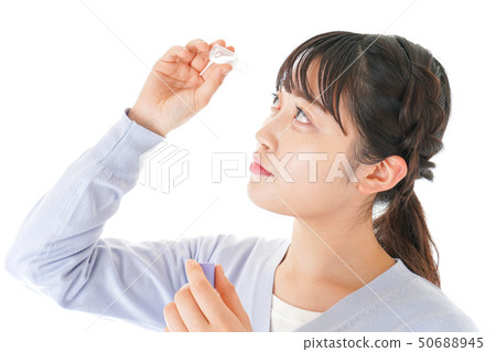 投入眼藥水的少婦 50688945