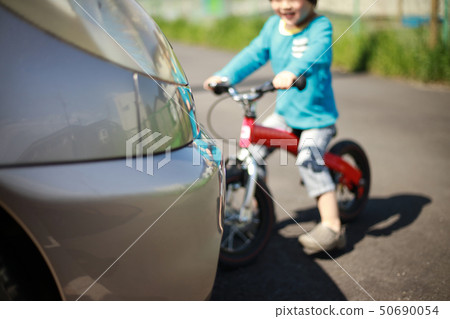 騎自行車的男孩 50690054