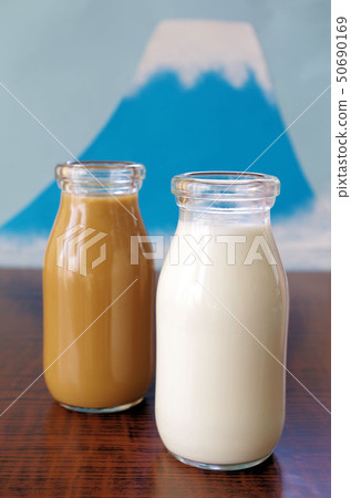 牛奶和水果牛奶和咖啡牛奶 牛奶和水果牛奶和咖啡牛奶 50690169
