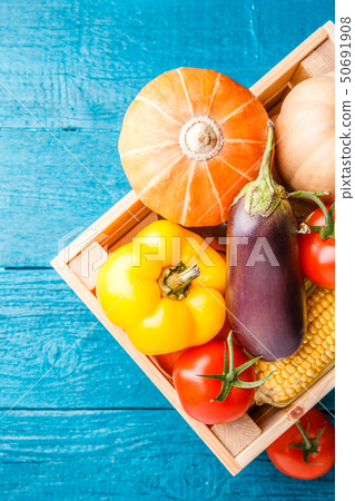 Picture from above of wooden box with autumn vegetables 50691908