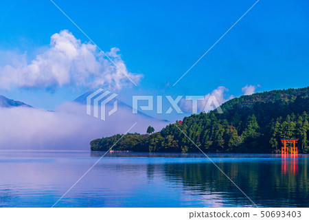 (神奈川縣)蘆之箱箱根神社鳥居和富士山清晨 (神奈川縣)蘆之箱箱根神社鳥居和富士山清晨 50693403