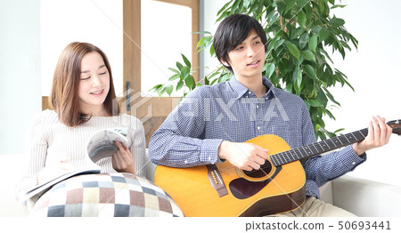 彈吉他的男朋友和她的女朋友的圖像 50693441