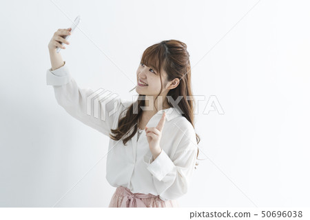 使用智能手機的女人 使用智能手機的女人 50696038