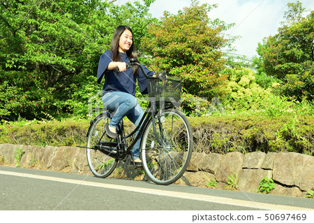 騎自行車的女性大學生 50697469