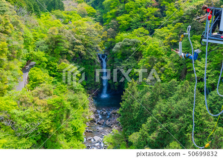 靜岡縣富士市鈴祖河流域的蹦極跳 50699832