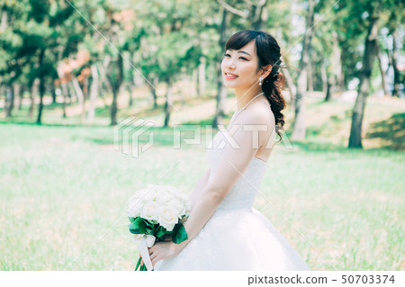 婦女穿著婚紗 婦女穿著婚紗 50703374