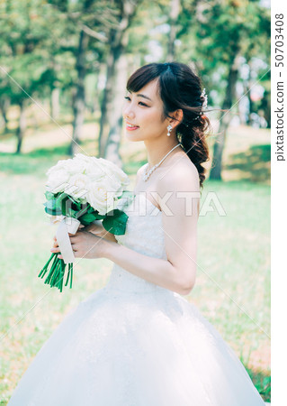 婦女穿著婚紗 婦女穿著婚紗 50703408