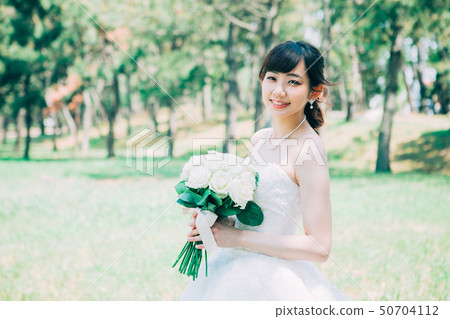 婦女穿著婚紗 婦女穿著婚紗 50704112