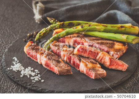 Grilled beef steak with asparagus 50704610