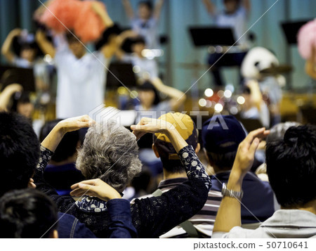 在人群的舞台後面跳舞 50710641