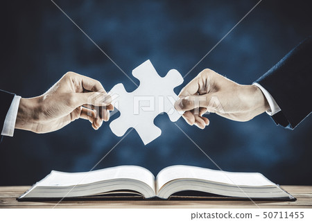 有厚實的書和難題片斷的人 50711455