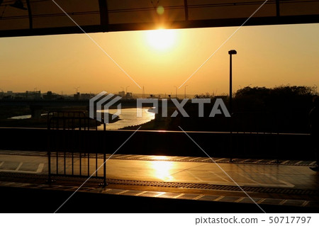 傍晚的陽光照耀著車站的家 傍晚的陽光照耀著車站的家 50717797