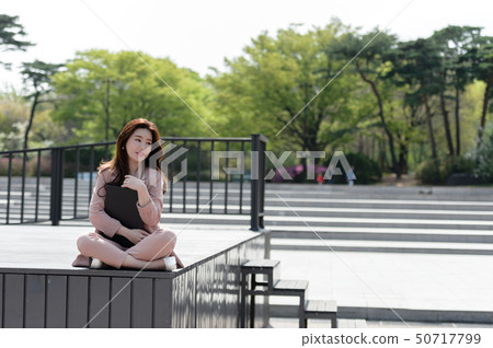 一個充滿自信，生活方式，在公園休息的韓國女人的表達 50717799