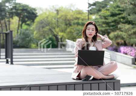 The expression of a Korean woman who is full of confidence, lifestyle, rest in a park The expression of a Korean woman who is full of confidence, lifestyle, rest in a park 50717926