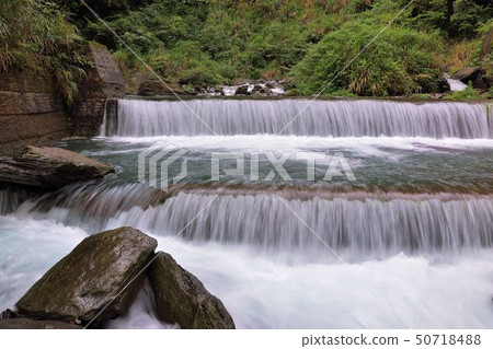 在台灣的新竹五峰,溪流與瀑布 50718488
