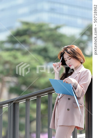 一個充滿自信,生活方式,在公園休息的韓國女人的表達 一個充滿自信,生活方式,在公園休息的韓國女人的表達 50718982