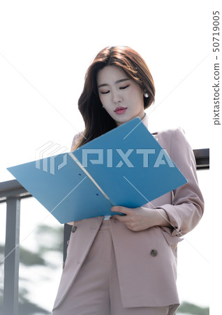 The expression of a Korean woman who is full of confidence, lifestyle, rest in a park The expression of a Korean woman who is full of confidence, lifestyle, rest in a park 50719005