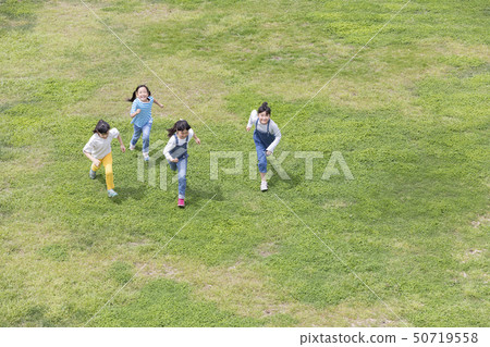 很多孩子跑 50719558