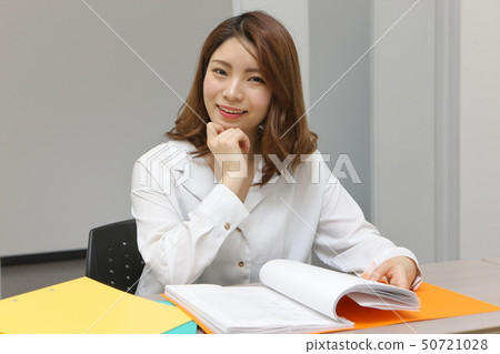 OL image reading a document 50721028