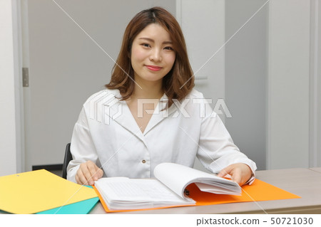 OL image reading a document 50721030